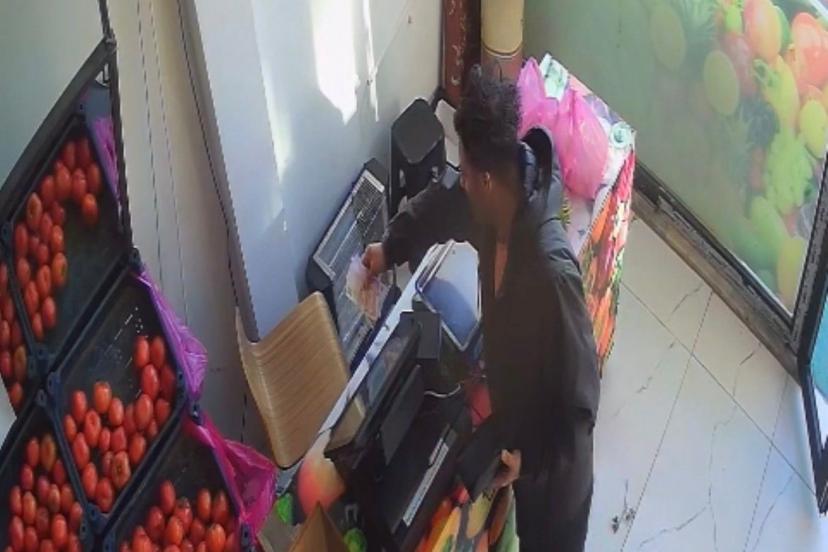 Kasada kimse yokken alışverişini yaptı, parasını bırakıp gitti: O anlar kamerada