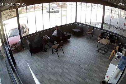 Kimse ne yaptığını anlamadı: Aracıyla etrafında dönen sürücü iş yerine çarptı