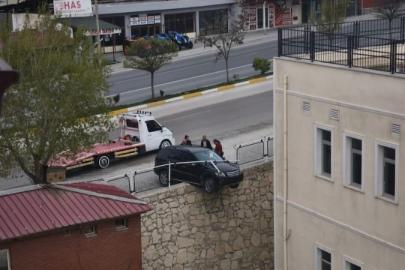 Kontrolden çıkan araç istinat duvarında asılı kaldı