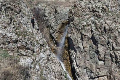 Kuruyan 30 yıllık şelale, yağışlarla birlikte yeniden canlandı