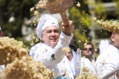 Manisa’nın lezzetleri buluştu... Başkan Dutlulu, mesir baharatlı bahar pilavı pişirdi