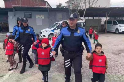 Minik öğrencilerden emniyete ziyaret