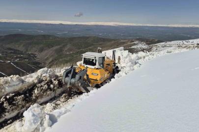 Muş’ta nisan ortasında karla mücadele sürüyor