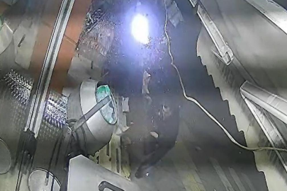 Otomobilin altında kalmaktan son anda kurtuldu