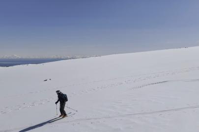 Polonyalı dağcılar Süphan Dağı’ndan kayakla indi