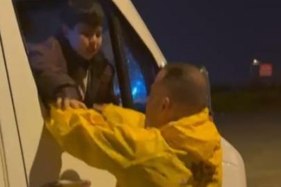 Sağanak hayatı olumsuz etkiledi; minibüste mahsur kalan çocuklar kurtarıldı
