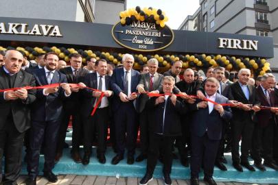 Sanatçi İsmail Türüt Erzurum’da pastahane açılışına katıldı