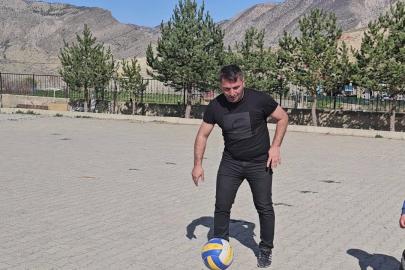 Şelale’nin "Yetenekli" müdürü: Topu iki defa potaya, kendini öğrencilerinin gönüllerine soktu