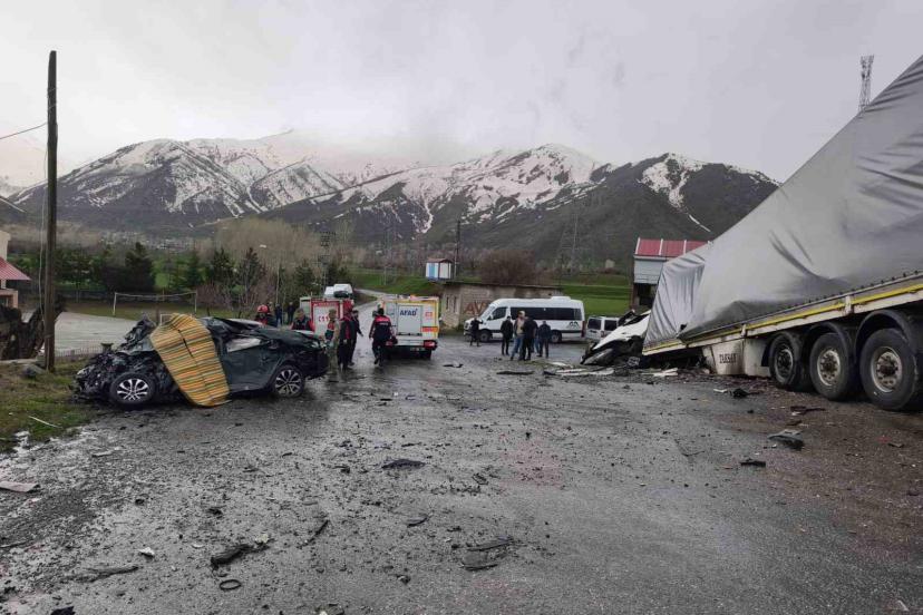 Tatvan’da tırla otomobil çarpıştı: 2 ölü, 1 yaralı