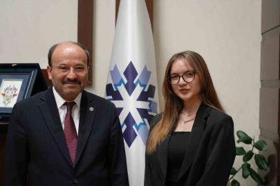 Üniversiteli Gizem, Rektör Çakmak’ın bir günlük mesaisine eşlik etti