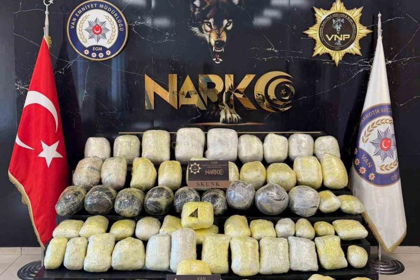 Van’da durdurulan kamyondan 74 kilo uyuşturucu çıktı