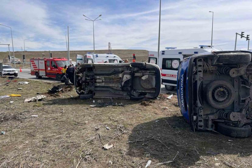 Van’da zincirleme kaza: 4’ü askeri personel 6 yaralı