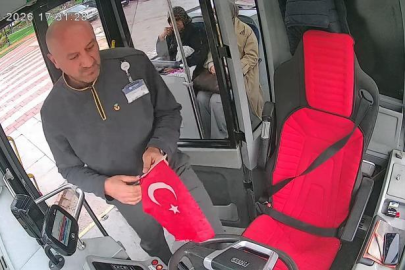 Yerdeki bayrağı görünce durdu: Otobüs şoföründen alkışlanacak davranış