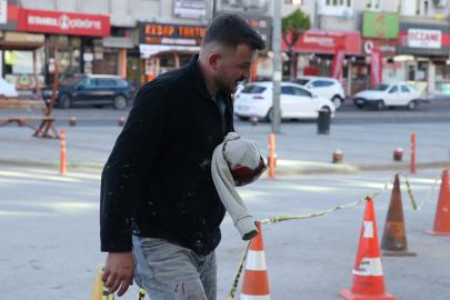 Acemi kasaplar iş başında. "13 dakikada kurban keserim" dedi, kendini kesti