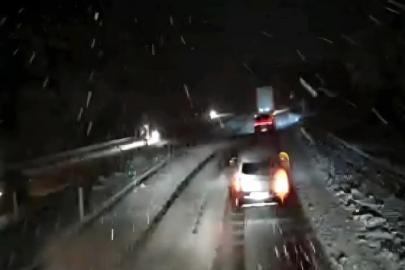 Afyonkarahisar’da kar yağışı etkili oldu. Bazı yollar TIR geçişine kapatıldı