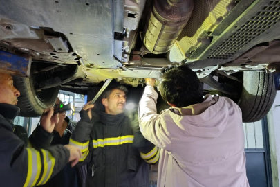 Aracın motor bölümüne giren kedi sanayide çıkarıldı