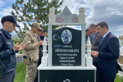 Arpaçay’da bayramda duygulandıran şehitlik ziyareti