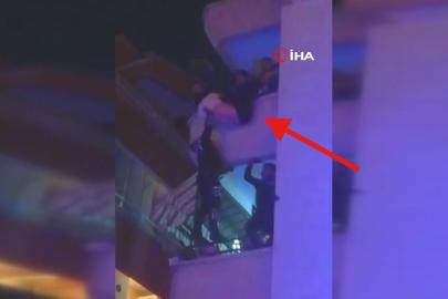 Balkondan aşağı sarkan şahıs polis ekipleri tarafından son anda kurtarıldı