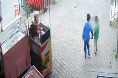Bıçaklı küçük çocuklar sokakta gezdi. Kediye zarar verip, kendilerini uyaran kadının üzerine yürüdüler