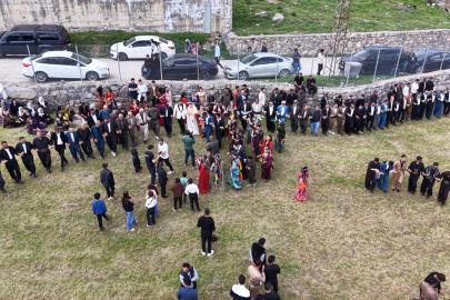 Birçok aşiret yasaklamıştı. Halayın başına geçtiler