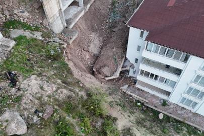 Çöken istinat duvarı evlerin duvarını yıktı. 10 ev tahliye edildi