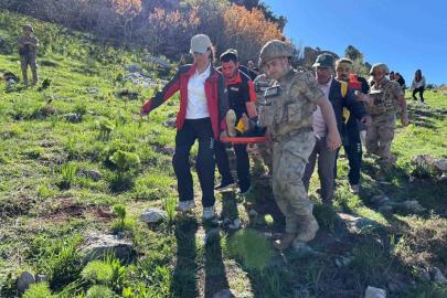 Dağlık alanda düşerek yaralan şahsı ekipler kurtardı