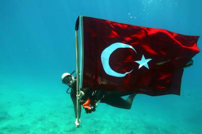 Deniz altında Türk bayrağı açtılar 