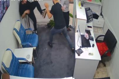 Döviz bürosuna silahlı saldırı: Saldırganla boğuşarak tabancasını tuttu, hayatta kaldı 