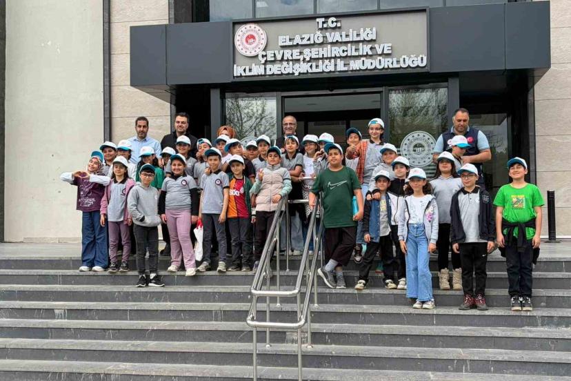 Elazığ’da minikler topladıkları kapakları çevre için teslim etti