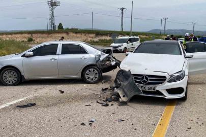 Elazığ’da otomobiller çarpıştı: 1’i hamile 4 yaralı
