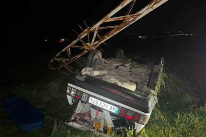 Elektrik direğine çarpan otomobil ters döndü