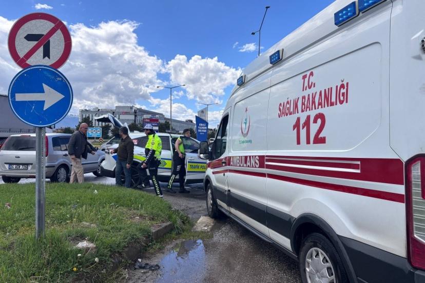 Erzincan’da kavşakta kaza: 3 yaralı