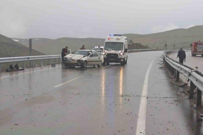 Erzurum-Erzincan karayolundan zincirleme trafik kazası: 3 yaralı