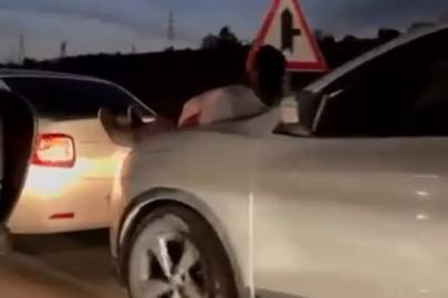 Halat bulamayınca iki aracın arasına insan koydular