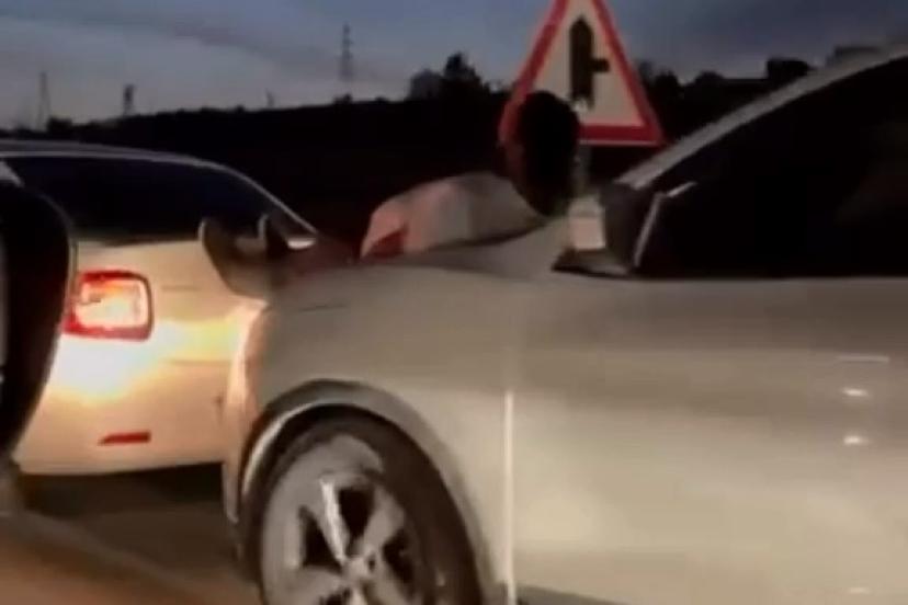 Halat bulamayınca iki aracın arasına insan koydular