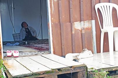 Hatay'daki heyelanda çocuğunu kaybeden anne. "Güvende olsunlar diye kızıma göndermiştim"