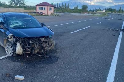 Iğdır’da otomobil refüje çarptı: 3 kişi yaralandı