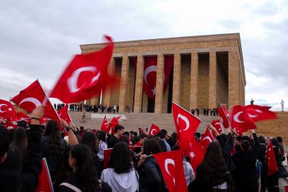 İlk adımın 107'nci yılı. 81 ilden gençler Anıtkabir'e koştu