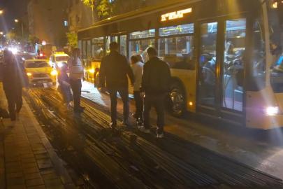 İnşaat demiri İETT otobüsünden içeri girdi. Kadın yolcunun ayağına saplandı