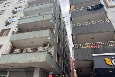 İnşaatta asansör kazası. İşçilerden biri düştü, diğeri demirlere tutundu