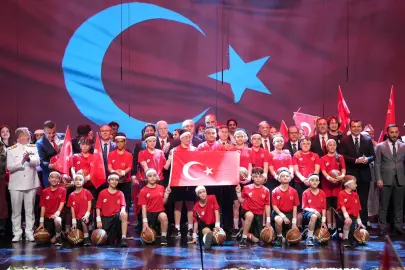 İstanbul AKM kırmızı-beyaza büründü