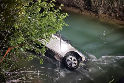 Kanala devrilen otomobildekilere yardım için suya atladı, hayatını kaybetti