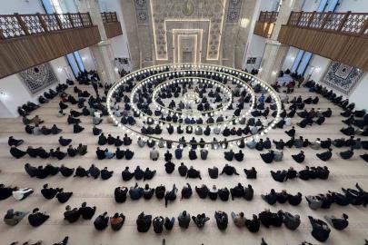 Kars’ta bayram namazında camiler doldu taştı
