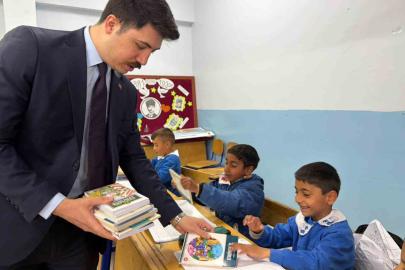 Kars’ta eğitimde başarı ve azim vurgusu: Kaymakam Kahraman Derinöz köyü okulunu ziyaret etti