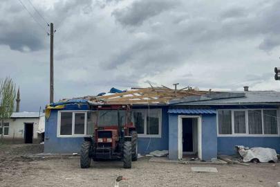 Kars’ta fırtına hayatı olumsuz etkiledi: Çatılar uçtu, güneş panelleri savruldu