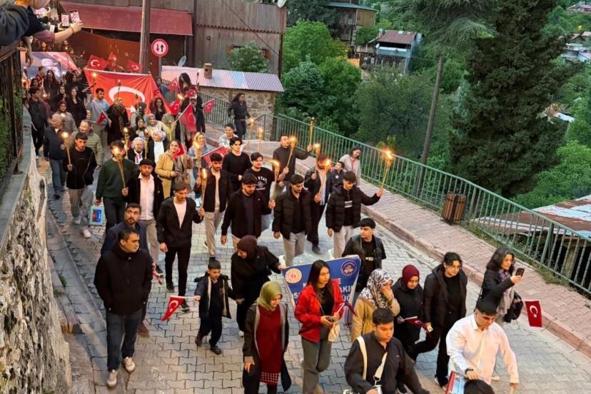 Kemaliye’de 19 Mayıs coşkusu fener alayıyla yaşandı