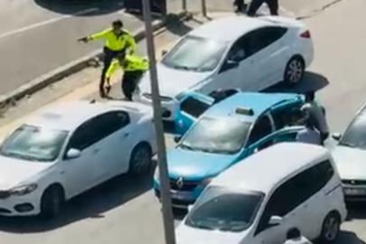 Kız arkadaşı ile taksi sürücüsünü rehin aldı. Saldırganların yakalanma anı kamerada
