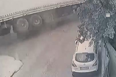 Korkunç kaza: Başakşehir'de devrilen tır 2 araca çarptı