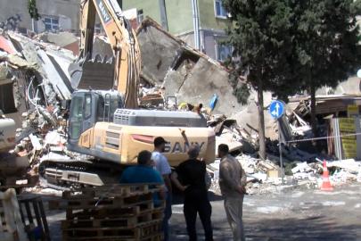Küçükçekmece'de yıkımı yapılan bina çöktü