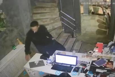  Masadaki dizüstü bilgisayarı çalan şüpheli yakalandı